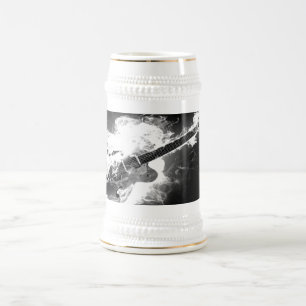 Gitarre auf Feuer Stein Bierglas