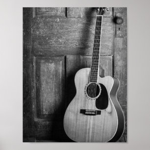 Gitarre gegen Tür in Schwarz und Weiß Poster
