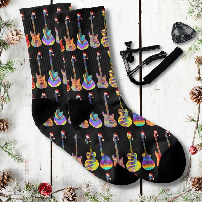 Gitarren Farbiges Weihnachtsmuster Socken (Christmas guitars wearing Santa hats black music themed holiday socks for guitarist musicians)