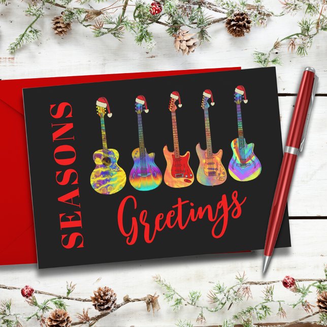 Gitarren in Weihnachtsmannmützen Frohe Festtage Feiertagspostkarte (Cool colorful Christmas guitars wearing Santa hats seasons greetings postcard black and red)