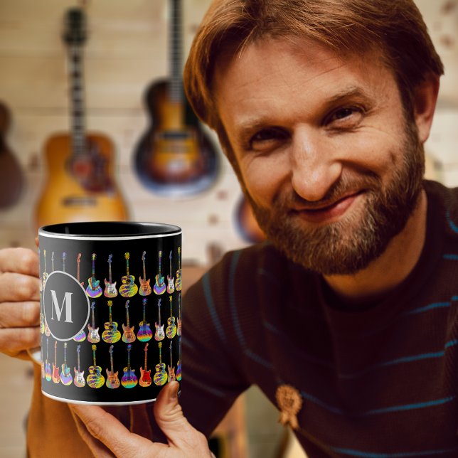 Gitarrenmusiklehrer oder Schüler personalisiert Tasse (Colorful guitar pattern on black custom monogram initial mug)