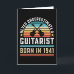 Gitarrist geboren 1941 80th Birthday Guitar Gift V Karte<br><div class="desc">Unterschätze niemals einen Gitarrist,  der 1941 geboren wurde. Ideal 80. Geburtstagsgeschenk für einen 80 Jahre alten Gitarrenspieler & Musikbegeisterten,  der Gitarren Lieben. Retro für Männer,  Frauen,  dein Vater am Vatertag.</div>