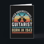 Gitarrist geboren 1943 80th Birthday Guitar Gift V Karte<br><div class="desc">Unterschätze niemals einen Gitarrist,  der 1943 geboren wurde. Ideal 80. Geburtstagsgeschenk für einen 80 Jahre alten Gitarrenspieler & Musikbegeisterten,  der Gitarren Lieben. Retro für Männer,  Frauen,  dein Vater am Vatertag.</div>