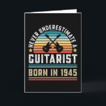Gitarrist geboren 1945 80th Birthday Guitar Gift V Karte<br><div class="desc">Unterschätze niemals einen Gitarrist,  der 1945 geboren wurde. Ideal 80. Geburtstagsgeschenk für einen 80 Jahre alten Gitarrenspieler & Musikbegeisterten,  der Gitarren Lieben. Retro für Männer,  Frauen,  dein Vater am Vatertag.</div>