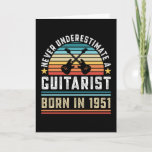 Gitarrist geboren 1951 70th Birthday Guitar Gift V Karte<br><div class="desc">Unterschätze niemals einen Gitarrist,  der 1951 geboren wurde. Ideal 70. Geburtstagsgeschenk für einen 70 Jahre alten Gitarrenspieler & Musikbegeisterten,  der Gitarren Lieben. Retro für Männer,  Frauen,  dein Vater am Vatertag.</div>