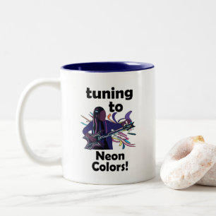 Gitarrist stimmt auf Neonfarben Party Favor Zweifarbige Tasse