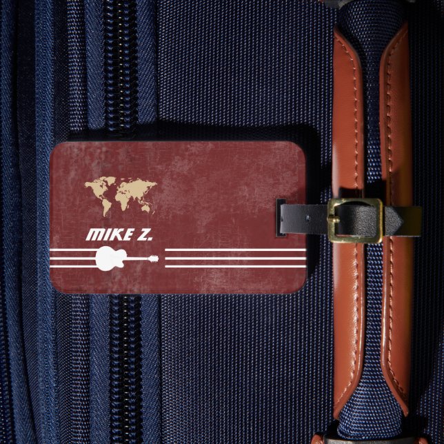 Gitarrist Travellame auf rot gealtertem Rot Gepäckanhänger (Vorderseite Insitu 4)