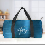 Glam Aquamarin Blue Brushal Metal White Monogram Duffle Bag<br><div class="desc">Diese personalisierte Duffeltasche hat ein Monogramm und Vornamen in modernen türkis-weiß-Schrift auf einem Glam aquamarinen blauen Imitat gebürstete Metall Hintergrund.</div>