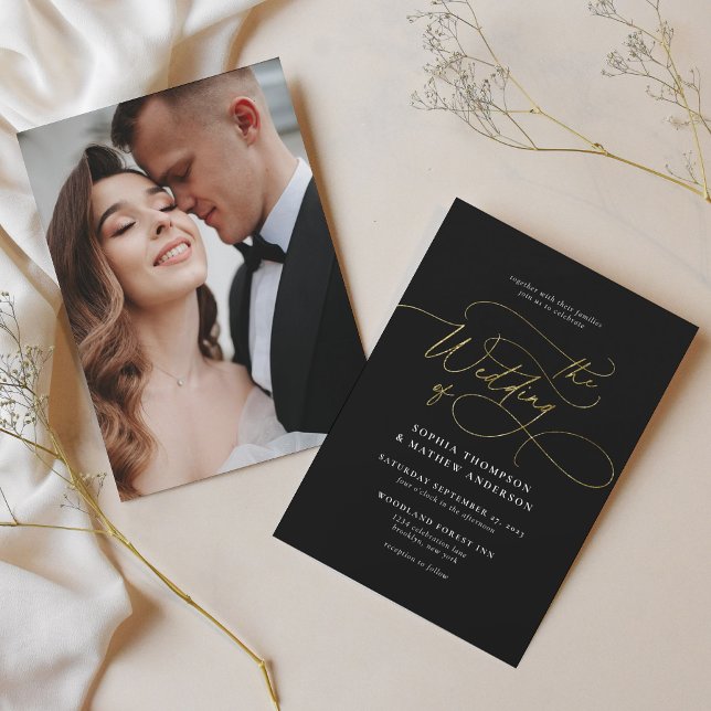 Glam Black Gold Script Calligrafy Foto Wedding Einladung (Von Creator hochgeladen)