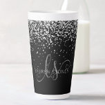 Glam Black Silver Glitter Glam Monogram Milchtasse<br><div class="desc">Glam Black Silver Glitzer Elegant Monogram Latte Tasse. Dieses schicke Design aus Latte-Tasse mit elegantem silberfarbenem Glitzer auf schwarzem Hintergrund ist einfach zu personalisieren. Das Design enthält Ihr handgeschriebenes Skriptmonogramm mit hübschen Wirbel und Ihrem Namen.</div>