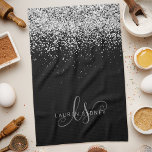 Glam Black Silver Glitzer Monogram Name Geschirrtuch<br><div class="desc">Glam Black Silver Glitzer Elegante Monogram Küchenhandtücher. Dieses schicke Küchenhandtücher-Design mit elegantem silberfarbenem Glitzer auf schwarzem Hintergrund ist einfach zu personalisieren. Das Design enthält Ihr handgeschriebenes Skriptmonogramm mit hübschen Wirbel und Ihrem Namen.</div>