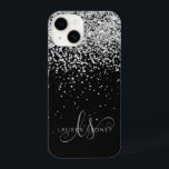Glam Black Silver Glitzer Monogram Name iPhone 14 Hülle<br><div class="desc">Glam Black Silver Glitzer Elegant Monogram iPhone Case. Dieses schicke Gehäuse mit elegantem silberfarbenem Glitzer auf schwarzem Hintergrund ist einfach zu personalisieren. Das Design enthält Ihr handgeschriebenes Skriptmonogramm mit hübschen Wirbel und Namen.</div>