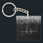 Glam Black Silver Glitzer Monogram Name Schlüsselanhänger<br><div class="desc">Glam Black Silver Glitzer Eleganter Monogram Schlüsselanhänger Einfach personalisieren dieses schicke Design des Schlüsselanhängers mit elegantem silberfarbenem Glitzer auf schwarzem Hintergrund. Das Design enthält Ihr handgeschriebenes Skriptmonogramm mit hübschen Wirbel und Namen.</div>