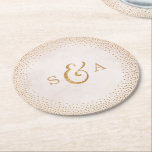 Glam blush Imitate Glitzer Rose Goldhochzeit Monog Runder Pappuntersetzer<br><div class="desc">Glamour Imitate Glitzer Rose Gold Monogramm-Design und Golddots Konfetti auf pastellrot Aquarell Hintergrund, hübsche Schimmer Imitate Metallische Rose Gold Glitzer Effekt, modern, elegant und elegant, ideal für Vintage Hochzeit oder Frühjahr Hochzeit. Individuell mit Monogramm Untersetzer aus Papier fügt Ihrer Hochzeitsfeier eine persönliche Touch hinzu! Hier finden Sie alle passenden Stücke...</div>