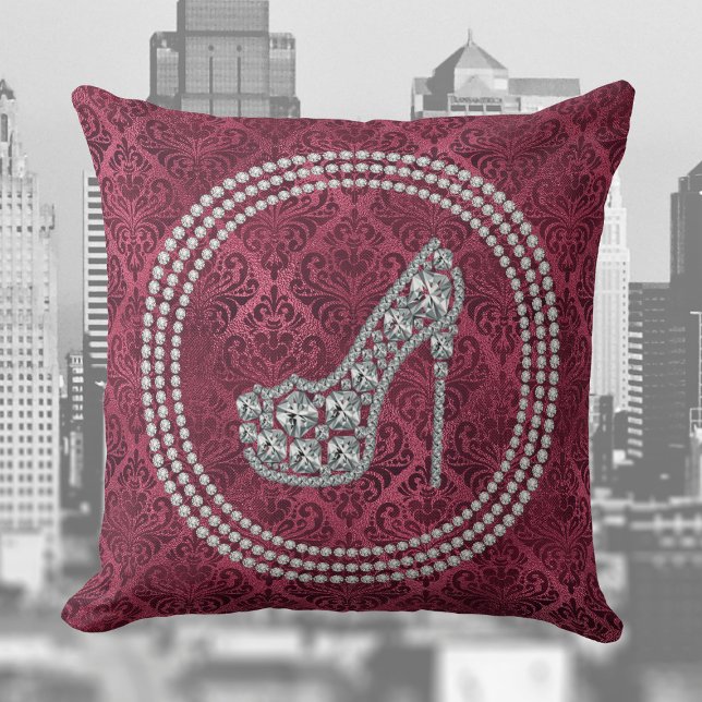 Glam Diamond Stiletto Schuhe auf Burgundy Damask Kissen (Von Creator hochgeladen)