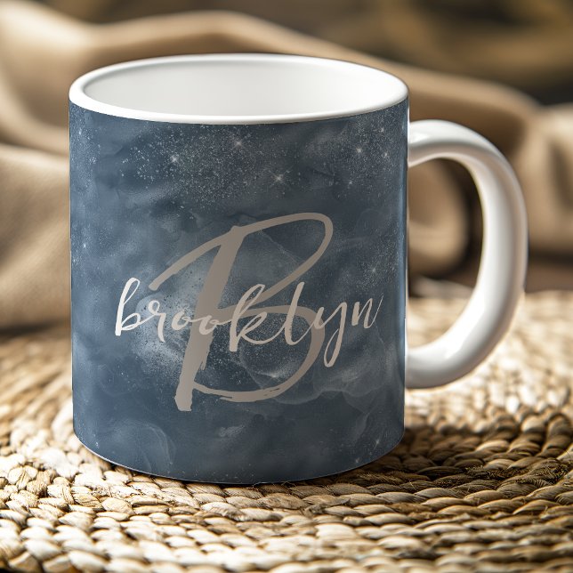 Glam Dusty Blue Stardust Wirbel Script Monogram Kaffeetasse (Von Creator hochgeladen)