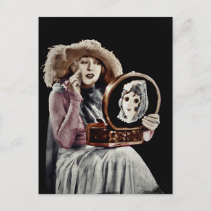 Glam Gal sieht Mirror an Postkarte