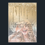 Glam Gold Metallic Glitzer Tropfen Foto Sweet 16 Einladung<br><div class="desc">Dieses gmädchenhafte und glamouröse Foto 16 . Geburtstag lädt zu einer Geburtstagsfeier ein. Es zeigt Imitate, die funkelnd vergoldete Glitzer-Tropfen auf einem goldgebürsteten metallischen Farbverlauf bedruckt haben, auf einem Foto der Ehrengast. Die Typografie ist ein elegantes kursives Drehbuch mit einem modernen Serif-Schriftart, um zu entsprechen. Es ist schick, hübsch, einzigartig...</div>