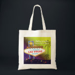 Glam Las Vegas Wedding Trauzeugin Gift Tragetasche<br><div class="desc">Grosses und glamouröses Las Vegas Strip Schild hohe Palmen und farbenfrohe Sterne gelbe und lila Schattierungen Hintergrund illustriert auf individuelle Trauzeugin Geschenktaschen. Personalisieren Sie die künstlerischen und einzigartigen Taschen für Ihre Trauzeugin und/oder Brautmädchen, um ihnen zu danken! ((Sie finden die passenden Hochzeitsessentials & Favoriten in diesem Laden, Bridal Heaven. Wenden...</div>