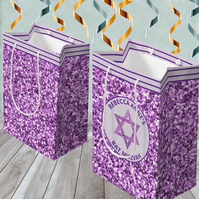 Glam Lila Gastgeschenke oder präsentiert Bat Mitzv Mittlere Geschenktüte (It's easy to personalize these faux purple glitter gift bags to hold Bat Mitzvah party favors)