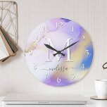 Glam Lilac Gold Abstrakt Paint Elegant Monogram Große Wanduhr<br><div class="desc">Diese abstrakte lila Aquarellfarbe und das goldene Imitat bespritzen den Hintergrund mit Ihren individuellen Details.</div>