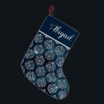 Glam Navy Blue Silver Damask Personalisiert Kleiner Weihnachtsstrumpf<br><div class="desc">Mit seinen silbernen Imitaten Glitzer Damast-Muster auf einem marineblauen Imitat-Hintergrund macht dieser Weihnachtsfeiertag eine elegante Ergänzung zu Ihrem Urlaubsstil. Personalisieren Sie es mit einem Namen oder einem anderen Text in silbergrauer Kalligraphie auf einem massiven marineblau blauen Block mit einem silbergrauen Rand. Das Design erscheint auf beiden Seiten des Strumpfs.</div>