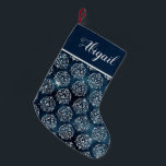 Glam Navy Blue Silver Damask Personalisiert Kleiner Weihnachtsstrumpf<br><div class="desc">Mit seinen silbernen Imitaten Glitzer Damast-Muster auf einem marineblauen Imitat-Hintergrund macht dieser Weihnachtsfeiertag eine elegante Ergänzung zu Ihrem Urlaubsstil. Personalisieren Sie es mit einem Namen oder einem anderen Text in silbergrauer Kalligraphie auf einem massiven marineblau blauen Block mit einem silbergrauen Rand. Das Design erscheint auf beiden Seiten des Strumpfs.</div>
