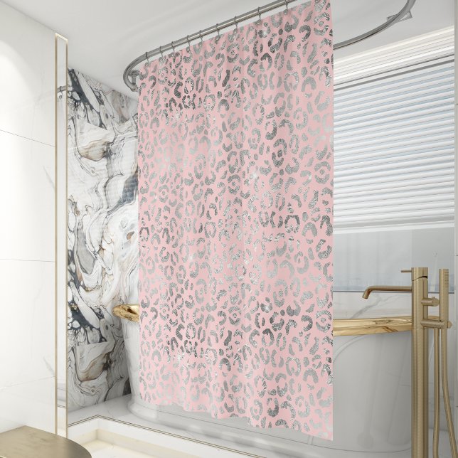 Glam Pastel Pink Silver Foil Leopard Print Duschvorhang (Von Creator hochgeladen)