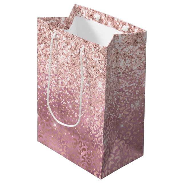 Glam Pink Glitzy Glitzer Leopard Print Mittlere Geschenktüte (Vorderseite Schrägansicht)