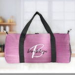 Glam Pink Schwarz-weiße Monogramm aus gebürstetem  Duffle Bag<br><div class="desc">Diese personalisierte Duffeltasche hat ein Monogramm und Vorname in modernem Schwarz-Weiß-Drehbuch auf einem Glam rosa Imitat gebürstet Metall Hintergrund.</div>