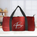 Glam Red Brushed Metal Grau White Monogram Duffle Bag<br><div class="desc">Dieser personalisierte Duffelbeutel hat ein Monogramm und einen Vornamen in modernem Grauton und Weiß auf einem glamourös roten Imitat gebürstet Metall Hintergrund.</div>