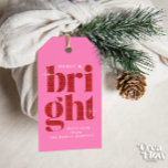 Glam Red Sequin Merry und Bright Christmas Geschenkanhänger<br><div class="desc">Lassen Sie Ihre Weihnachtsgeschenke mit diesem auffälligen, rosa Geschenkschild mit glitzerndem rotem, sequin-ähnlicher Text, der "Merry & Bright" heißt, höher schlagen. Die Rückseite des Geschenketiketts weist ein fröhliches rotes und rosa Streifen-Muster auf. Passen Sie den Tag an, indem Sie Ihre eigenen Grüße und Namen am unteren Rand hinzufügen, und können...</div>