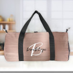 Glam Rose Gold Brushed Metal Schwarz-weiß Monogram Duffle Bag<br><div class="desc">Diese personalisierte Duffeltasche ist mit einem Monogramm und Vornamen in modernem Schwarz-Weiß-Drehbuch auf einer verglasten Rose Gold Imitate gebürstet Metall Hintergrund.</div>
