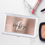 Glam Rose Gold Brushed Metal Schwarz-weiß Monogram Visitenkarten Dose<br><div class="desc">Dieses trendige,  moderne Visitenkarten-Gehäuse verfügt über ein Monogramm und einen Vornamen in Schwarz-Weiß-Schrift auf einer stilvollen Rose Gold-Imitats gebürsteten Metall-Hintergrund.</div>