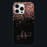 Glam Rose Gold Glitzer Elegantes Monogramm iPhone 15 Pro Max Hülle<br><div class="desc">Glam Rose Gold Glitter Elegant Monogram iPhone Case. Easily personalize this trendy chic phone case design elegant rose gold sparkling glitter on a black background. The design feys your handwritten script monogram with pretty swirls and name.</div>