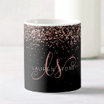 Glam Rose Gold Glitzer Elegantes Monogramm Kaffeetasse<br><div class="desc">Glam Rose Gold Glitzer Elegante Monogram Kaffee Tasse. Dieses schicke Design mit elegantem goldglänzenden Glitzer in der Rose auf schwarzem Hintergrund ist einfach zu personalisieren. Das Design enthält Ihr handgeschriebenes Skriptmonogramm mit hübschen Wirbel und Namen.</div>