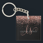 Glam Rose Gold Glitzer Elegantes Monogramm Schlüsselanhänger<br><div class="desc">Glam Rose Gold Glitzer Eleganter Monogram Schlüsselanhänger Einfach personalisieren dieses schicke Design Schlüsselanhänger mit eleganten Rose Gold glitzernden Glitzer auf einem schwarzen Hintergrund. Das Design enthält Ihr handgeschriebenes Skriptmonogramm mit hübschen Wirbel und Namen.</div>