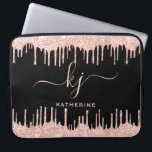 Glam Rose Gold Glitzer Tropfen Mit Monogramm Laptopschutzhülle<br><div class="desc">Girly, Elegant, Sylish, Light Rose Gold Glitzer Tropfen 2 Monogram Script benutzerdefinierten personalisierten Namen mit Monogramm Laptop Ärmel auf schwarz. Mit einem modernen Luxus-Imitat hellrosa Rose Gold Glitzer Tropfrahmen, einem großen doppelten (2) handgeschriebenen Monogramm Skript-Schriftart mit Swashes (in großen Initialen), und einem Serif Typ Schriftart Name in hellrosa auf schwarzem...</div>