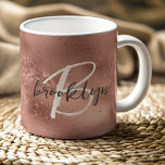 Glam Rose Gold Trendy Script Monogram Kaffeetasse<br><div class="desc">Diese elegante personalisierte Kaffee-Tasse zeichnet sich durch ihre Monogramm und ihren Vornamen in modernen weiß-und Holzkohle-graue Drehbuch,  auf einem funkelnd Hintergrund von Rose Gold Imitate Folie und Glitzer.</div>