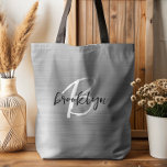 Glam Silver Brushed Metal Schwarz-weiß Monogram<br><div class="desc">Diese elegante personalisierte Tasche ist mit einem Monogramm und einem Vornamen in modernem Schwarz-Weiß-Drehbuch auf einem silber gebürsteten Metall-Hintergrund ausgestattet.</div>