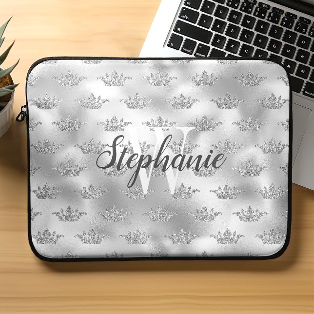 Glam Silver Foil Glitzer Crown Pattern Monogram Laptopschutzhülle (Von Creator hochgeladen)