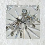 Glam Vintag Art Deco Rhinestones Akryllisch Quadratische Wanduhr<br><div class="desc">Das fotografische Bild der Ohrringe aus Vintagem Deko Kristall ergänzt diese elegante und glamouröse Acrylwand um die Retroglasur. Der Kunstschmuck liegt auf einem Hintergrund aus geschnittenem Kristall. Das Gesamtbild ist silbergrau und scheint mit hellblauen Farbtupfern zu glänzen. Es ist auffallend und einzigartig und ein lustiger Weg, jede Wohngestaltung mit Eleganz...</div>