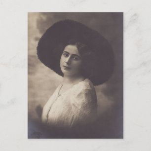 Glamour Frau mit großer Vintager Postkarte