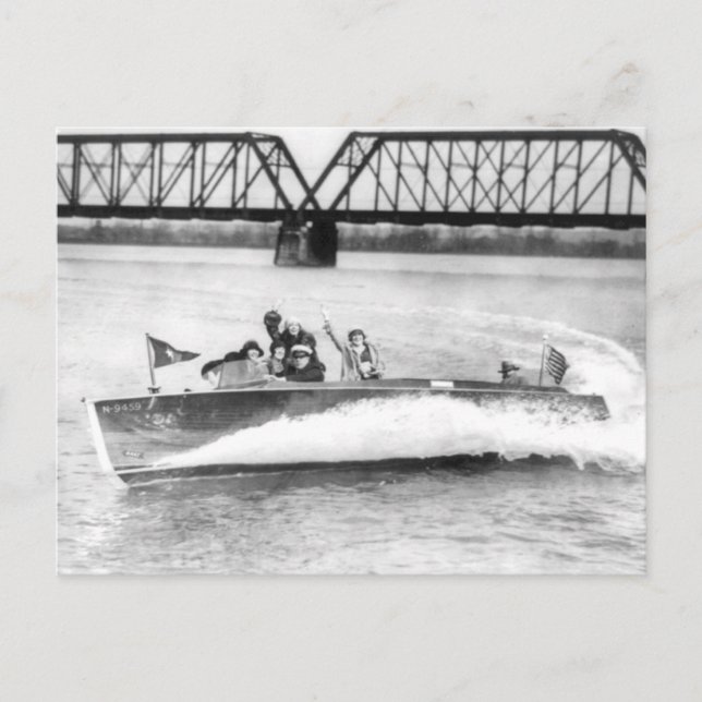 Glamour Girls in Speed Boat Postkarte (Vorderseite)