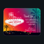 Glamour Las Vegas Wedding Danke Magnet<br><div class="desc">Chic, fabelhaftes Las Vegas Bandzeichen schöne Sterne und Palmen Silhouetten regenbogenfarbener Hintergrund illustriert auf maßgeschneiderte Hochzeit Danke Flexi Magnete. Erstellen Sie fantastische und unvergessliche Geschenke für Ihre Hochzeitsgäste, indem Sie die farbenfrohen Magnete mit Ihrer eigenen Formulierung anpassen! ((Sie finden die passenden Hochzeitsessentials & Favoriten in diesem Laden, Bridal Heaven. Wenden...</div>
