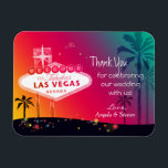 Glamour Las Vegas Wedding Danke Magnet<br><div class="desc">Chic, fabelhaftes Las Vegas Bandzeichen schöne Sterne und Palmen Silhouetten regenbogenfarbener Hintergrund illustriert auf maßgeschneiderte Hochzeit Danke Flexi Magnete. Erstellen Sie fantastische und unvergessliche Geschenke für Ihre Hochzeitsgäste, indem Sie die farbenfrohen Magnete mit Ihrer eigenen Formulierung anpassen! ((Sie finden die passenden Hochzeitsessentials & Favoriten in diesem Laden, Bridal Heaven. Wenden...</div>