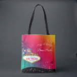 Glamour Las Vegas Wedding Trauzeugin<br><div class="desc">Glamouröses Las Vegas-Schild, hohe Palmen und funkelnde Sterne, die auf der Trauzeugin Geschenktaschen illustriert sind. Liebliche Geschenkartikel, die Sie mit Ihrem eigenen Text ganz individuell gestalten können. ((Sie finden die passenden Hochzeitsessentials & Favoriten in diesem Laden, Bridal Heaven. Wenden Sie sich an ujean4791@gmail.com, um sich mit der Arbeit und/oder der...</div>