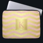 Glamour Pink und Gold Chevronen mit Monogramm Laptopschutzhülle<br><div class="desc">Schützen Sie Ihren Laptop oder Ihr Tablettengerät in glamourösem Stil mit diesem rosa und goldfarbenen Zickzack Streifen-Muster und einem benutzerdefinierten Monogramm,  das Sie mit Ihrem gewünschten Anfangstext oder anderen Text bearbeiten können.</div>
