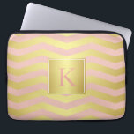 Glamour Pink und Gold Chevronen mit Monogramm Laptopschutzhülle<br><div class="desc">Schützen Sie Ihren Laptop oder Ihr Tablettengerät in glamourösem Stil mit diesem rosa und goldfarbenen Zickzack Streifen-Muster und einem benutzerdefinierten Monogramm,  das Sie mit Ihrem gewünschten Anfangstext oder anderen Text bearbeiten können.</div>