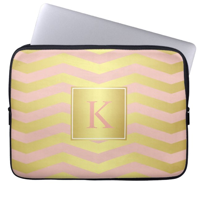 Glamour Pink und Gold Chevronen mit Monogramm Laptopschutzhülle (Vorderseite)